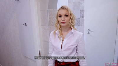 فتاة جامعية صغيرة تغش صديقها مع صديقه | بوف ونائب الرئيس داخل بوسها!